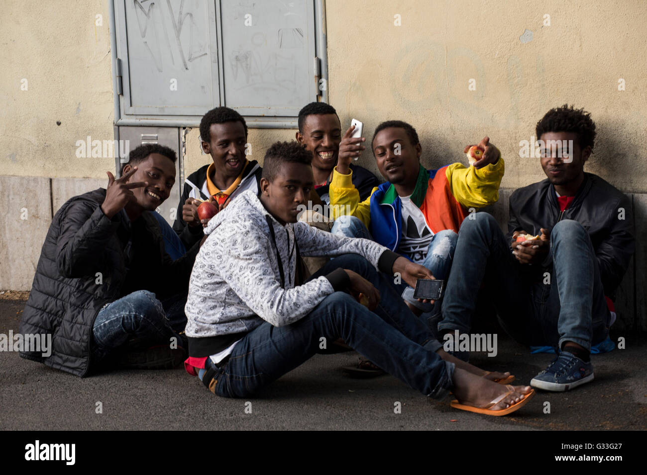 Des centaines de migrants, dont beaucoup viennent de l'Ethiopie, la Somalie et l'Érythrée, est arrivé dans les dernières semaines sur les bateaux en Italie en provenance de Libye Banque D'Images