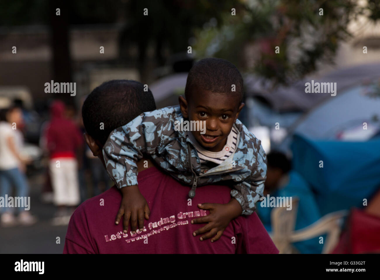 Des centaines de migrants, dont beaucoup viennent de l'Ethiopie, la Somalie et l'Érythrée, est arrivé dans les dernières semaines sur les bateaux en Italie en provenance de Libye Banque D'Images