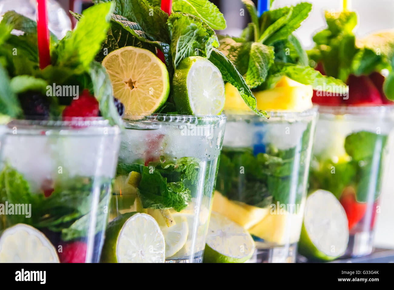 L'eau avec des fruits pour Detox nettoient le corps et brûler la graisse Banque D'Images