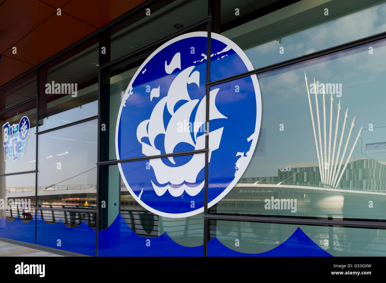 Le Blue Peter Children's TV show logo sur le côté d'un immeuble à MediaCityUK dans la région de Salford Quays de Greater Manchester. Banque D'Images