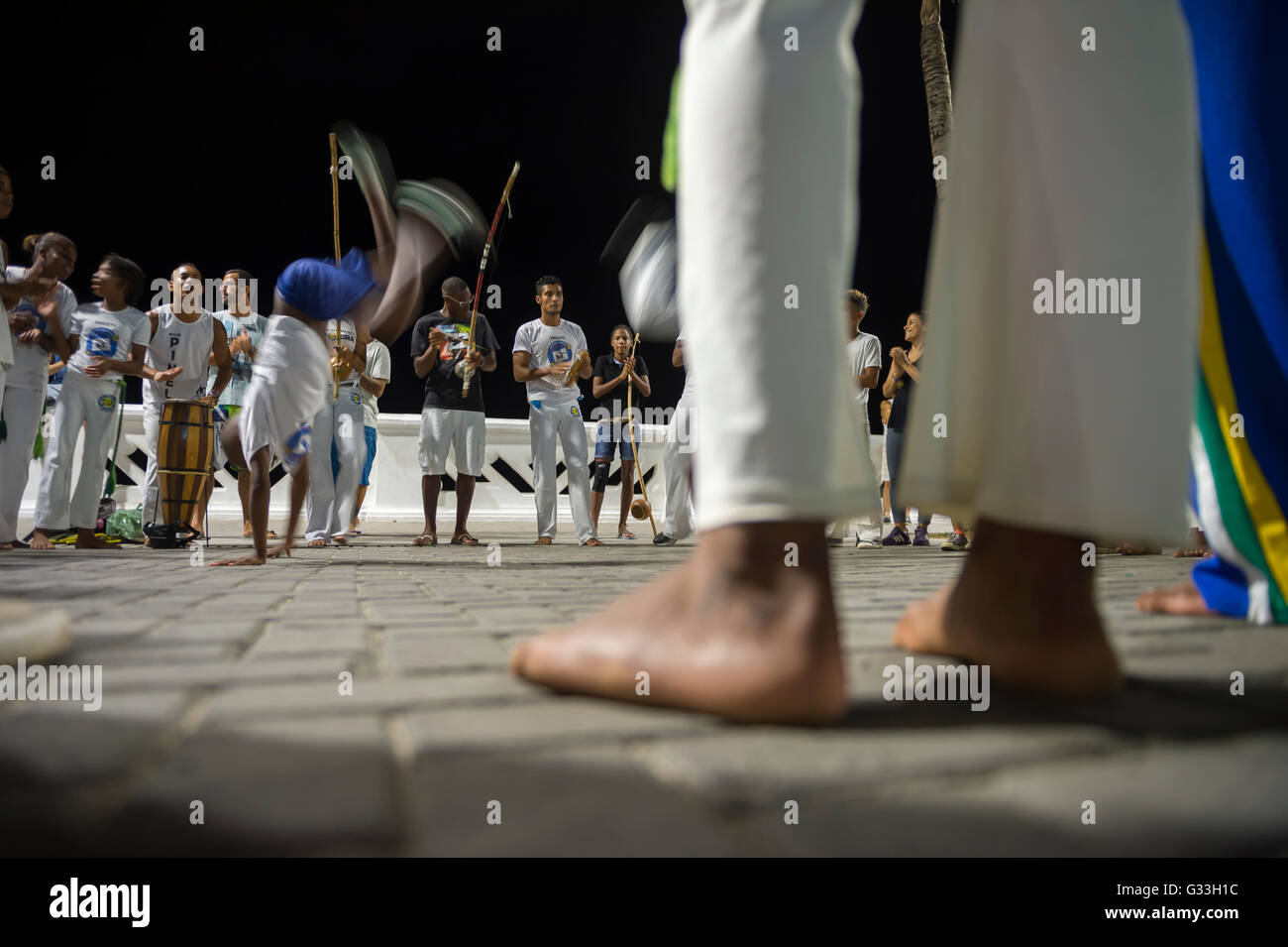 SALVADOR, BRÉSIL - le 20 février 2016 : groupe de capoeira brésilienne mettant en vedette de jeunes apprentis, hommes et femmes, à Barra. Banque D'Images