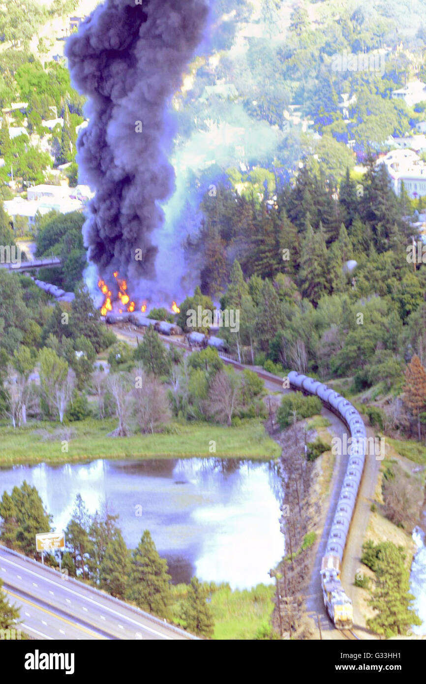 Fumée noire verse de pétroliers froissé après un déraillement de train-citerne, 3 juin 2016 à Mosier, Oregon. L'Union Pacific train transportant du pétrole brut a grimpé les pistes 70 miles à l'est de Portland le long d'une région pittoresque de la gorge du Columbia forçant l'évacuation de la petite ville à proximité. Banque D'Images
