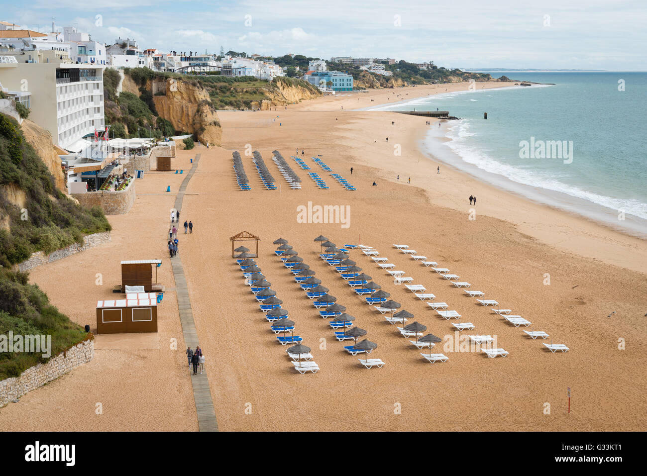 ALBUFEIRA, PORTUGAL - 10 avril 2016 : Presque vide de sable à Albufeira, Portugal au printemps Banque D'Images