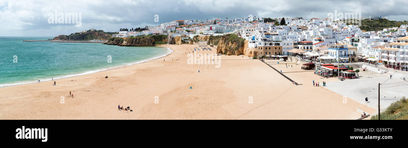 ALBUFEIRA, PORTUGAL - 10 avril 2016 : plage de sable presque vide au printemps à Albufeira, Portugal Banque D'Images