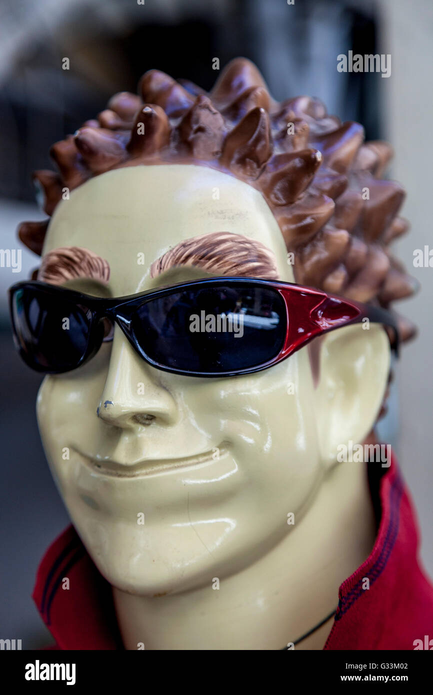 Un mannequin à l'extérieur d'une boutique, vieille ville de Corfou, Corfou, Grèce Banque D'Images