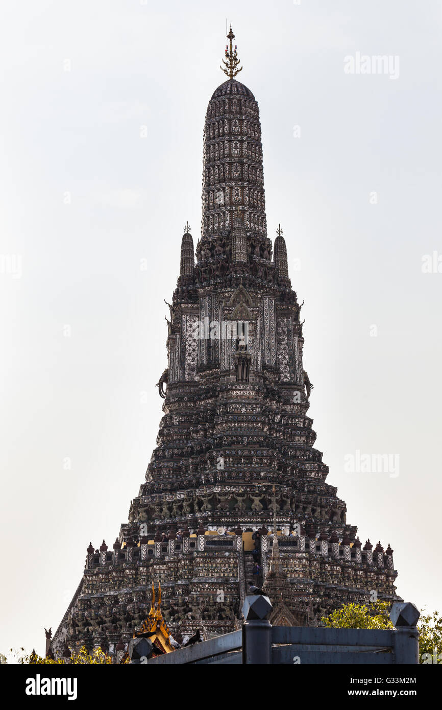 La pointe de Wat Arun stupa sur la rivière Chao Praya, à Bangkok, Thaïlande Banque D'Images