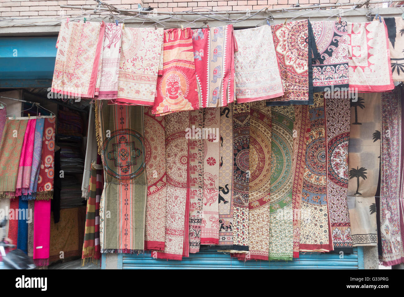 Ligne de foulards étendus dehors shop, Katmandou, Népal Banque D'Images