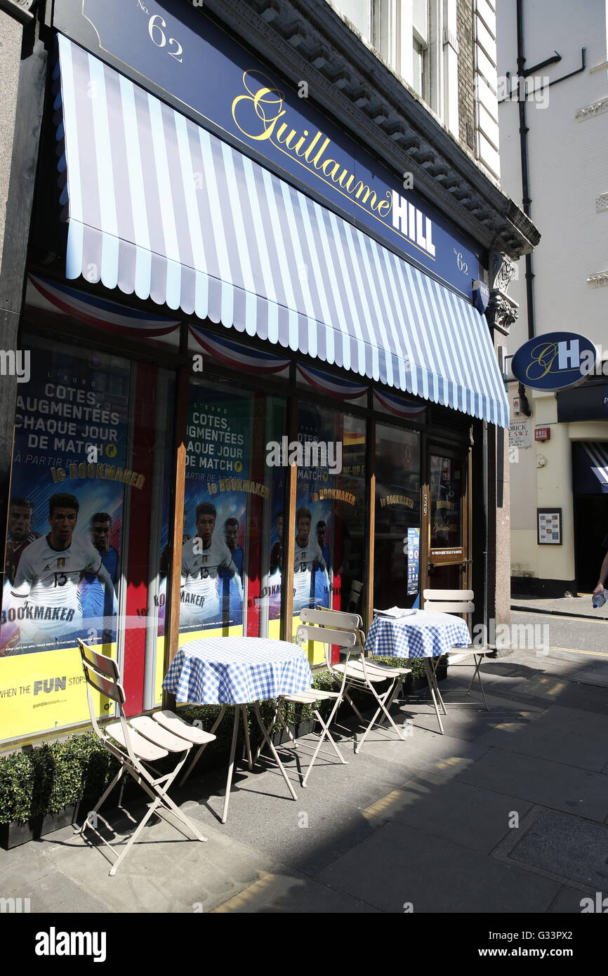 Avec l'Euro 2016 à quelques jours, William Hill ont dévoilé le dernier né de leurs biens immobiliers. Guillaume Hill - un thème français bureau de paris, a ouvert ses portes cette semaine dans le coeur de Kensington. Banque D'Images