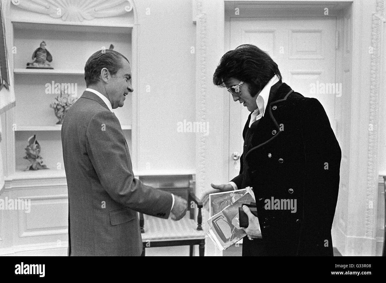Elvis Presley accueille le président américain Richard Nixon dans le bureau ovale à la Maison Blanche le 21 décembre 1970 à Washington, DC. La réunion a été ouverte par Presley, Nixon qui a écrit une lettre de six pages en vue d'une visite avec le président et en suggérant qu'il soit fait un 'agent fédéral-at-large' dans le bureau des narcotiques et des drogues dangereuses. Banque D'Images