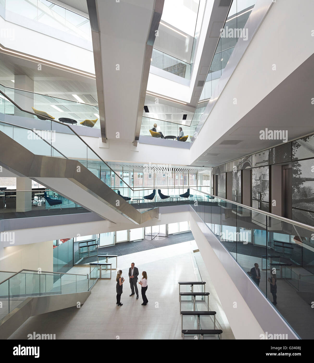 Réception au rez-de-chaussée et l'atrium de l'escalier. Les bureaux de la KPMG, Leeds, Leeds, Royaume-Uni. Architecte : Sheppard Robson, 2015. Banque D'Images