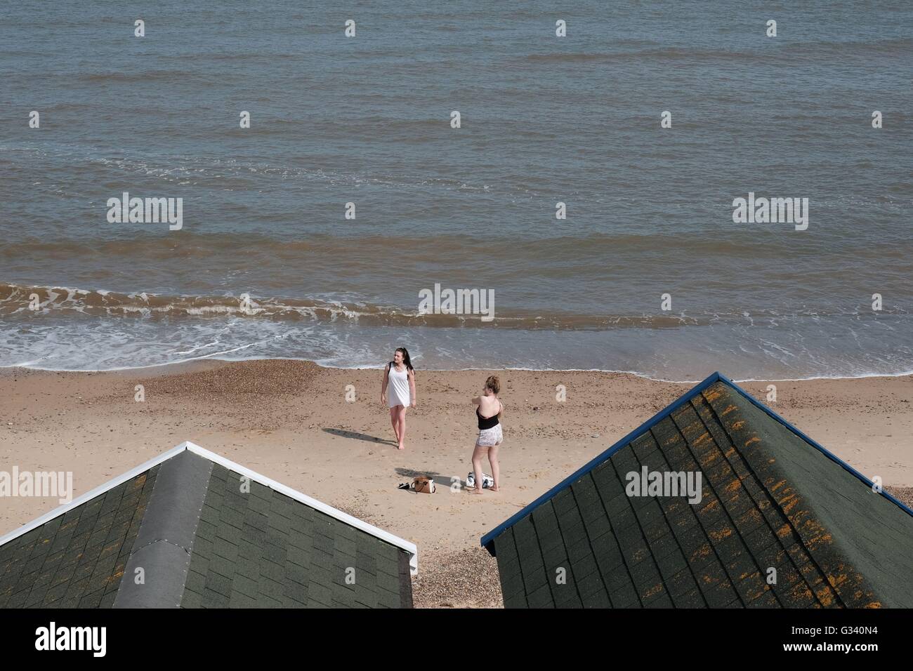 Les visiteurs à Southwold Suffolk le soleil brille. La presse le mardi 7 juin 2016. Voir PA histoire. Crédit photo doit se lire : Stefan Rousseau/PA Wire Banque D'Images