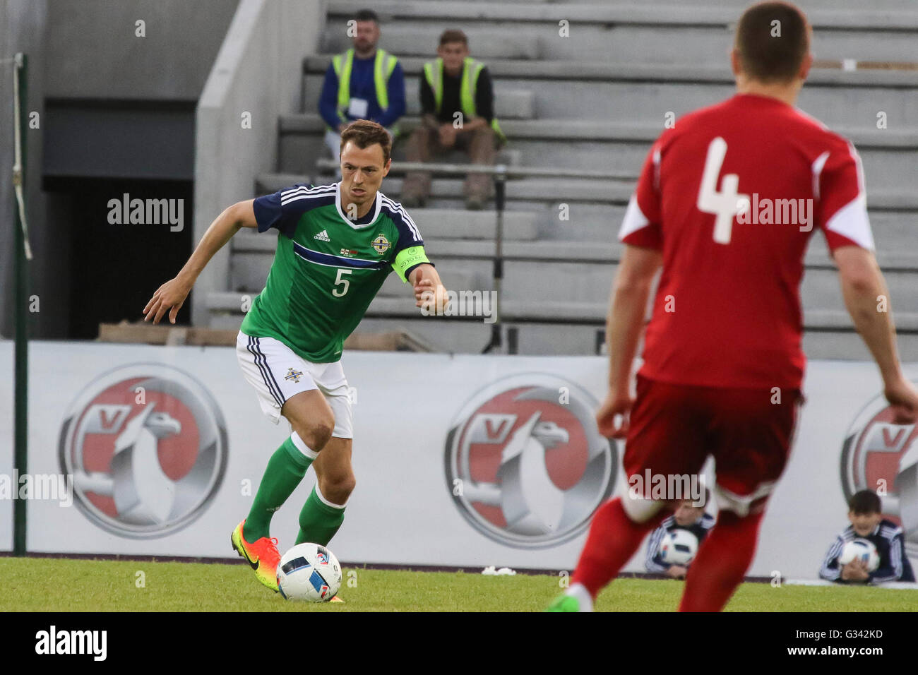 27 mai 2016 - Vauxhall Défi International (Friendly). L'Irlande du Nord 3 Belarus 0. L'Irlande du Nord Jonny Evans (5) en action. Banque D'Images