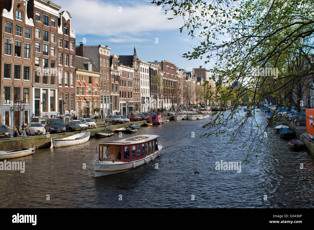 Un bateau sur un canal à Amsterdam. Banque D'Images