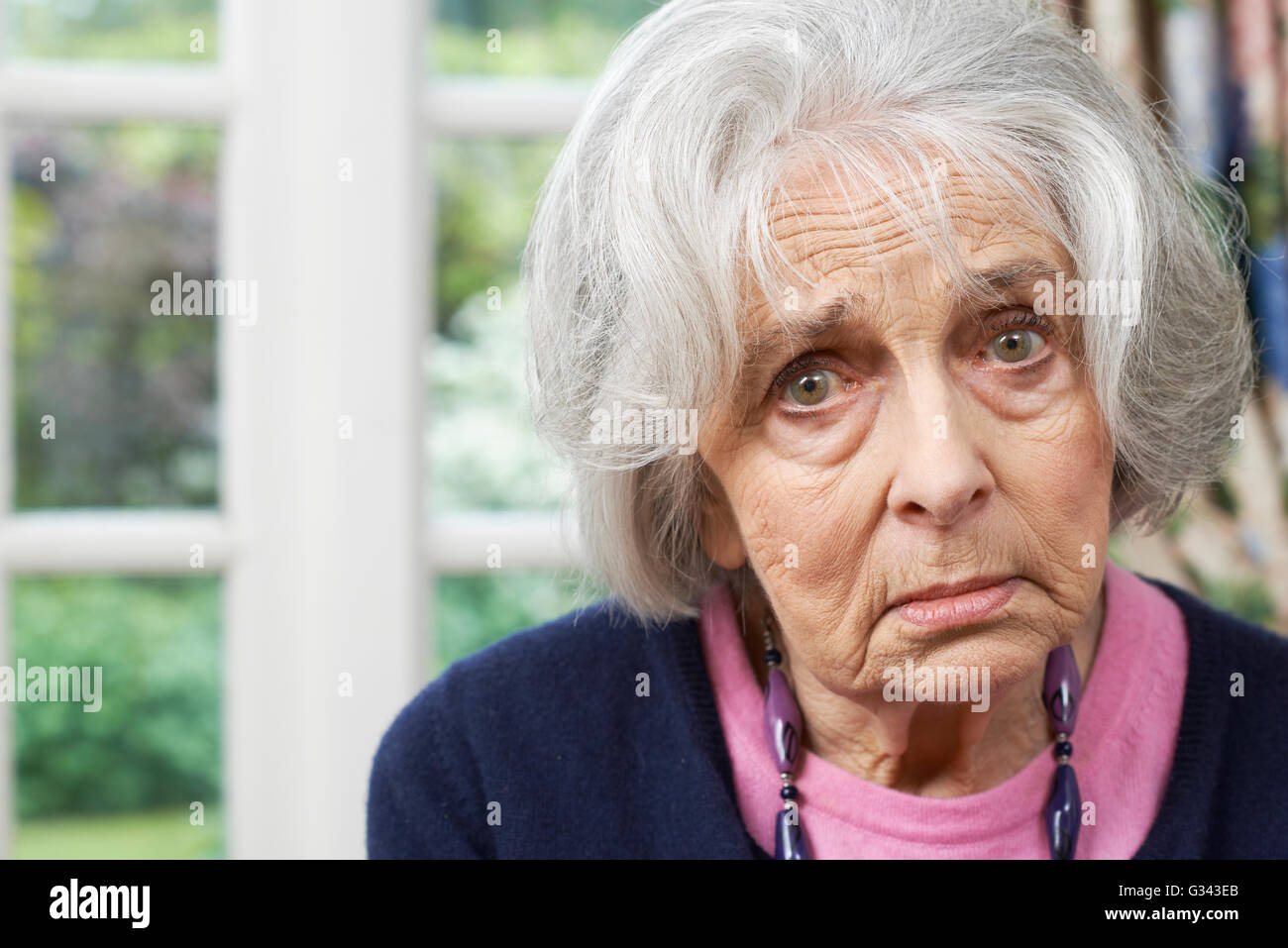 Head and shoulders Portrait of Senior Woman malheureux à la maison Banque D'Images