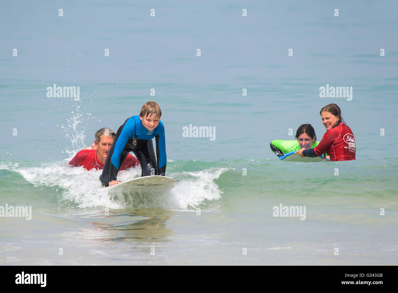 Les vacanciers apprendre à surfer sur la plage de Fistral, Newquay, Cornwall. Banque D'Images