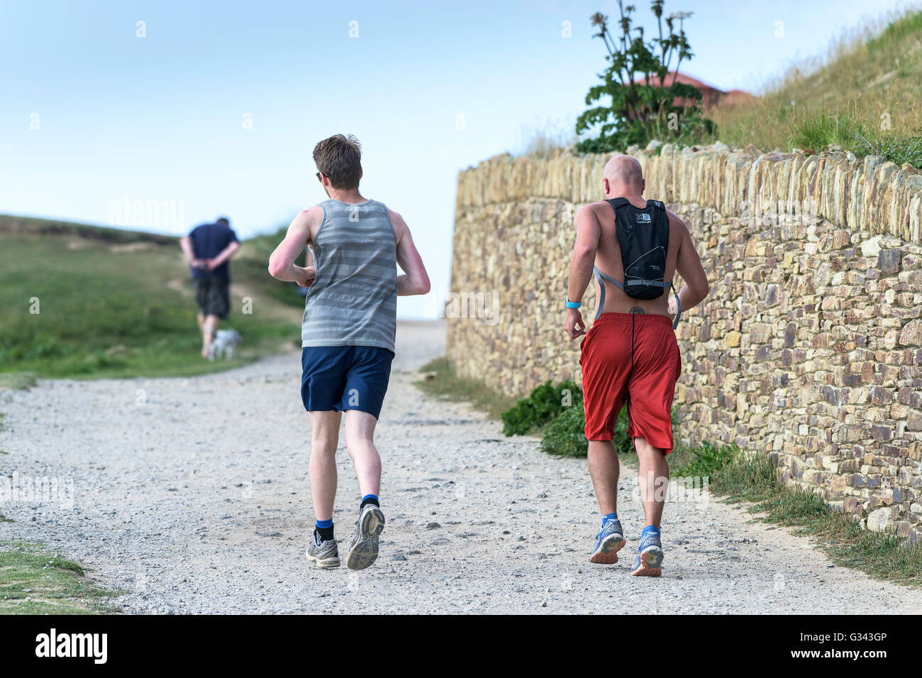 Deux coureurs sur le chemin côtier du sud-ouest à Newquay. Banque D'Images