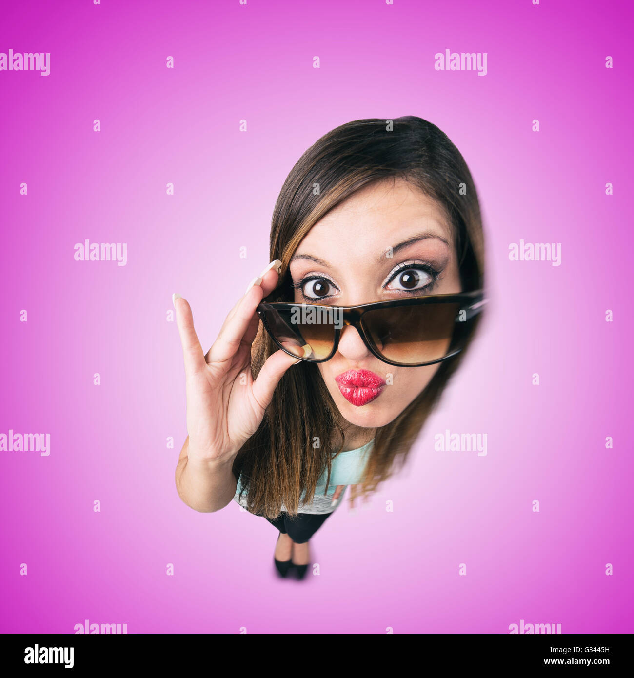Funny Kissing Girl with Sunglasses ressemble à la caricature d'elle-même, l'objectif fish eye shot Banque D'Images