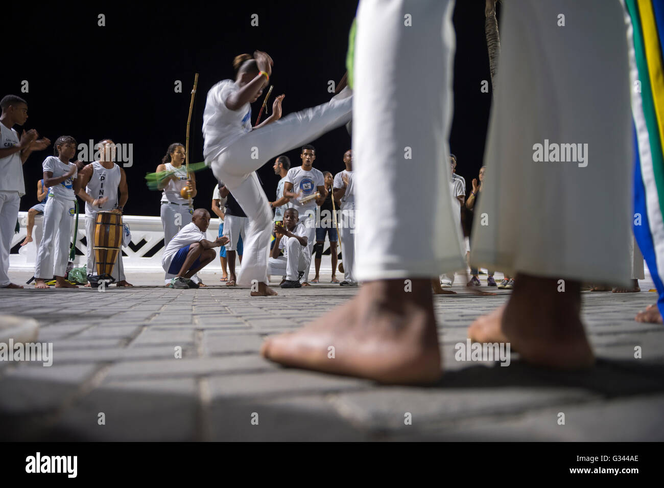 SALVADOR, BRÉSIL - le 20 février 2016 : groupe de capoeira brésilienne mettant en vedette de jeunes apprentis, hommes et femmes, à Barra. Banque D'Images
