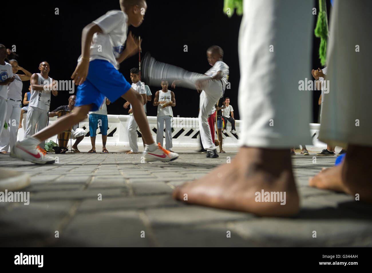 SALVADOR, BRÉSIL - le 20 février 2016 : groupe de capoeira brésilienne mettant en vedette de jeunes apprentis, hommes et femmes, à Barra. Banque D'Images