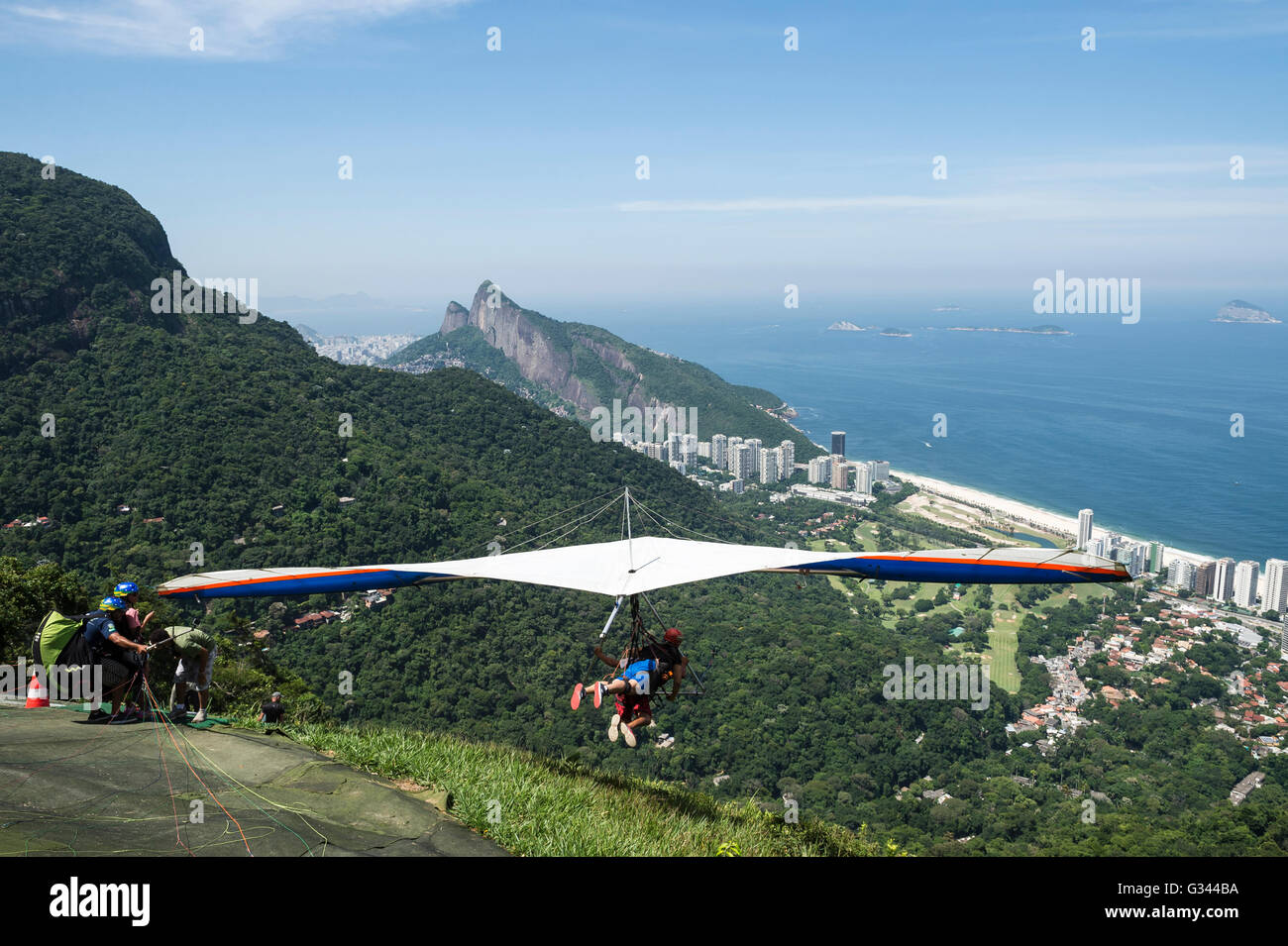 RIO DE JANEIRO - le 22 mars 2016 : un instructeur planeur décolle avec un passager de Pedra Bonita à São Conrado. Banque D'Images