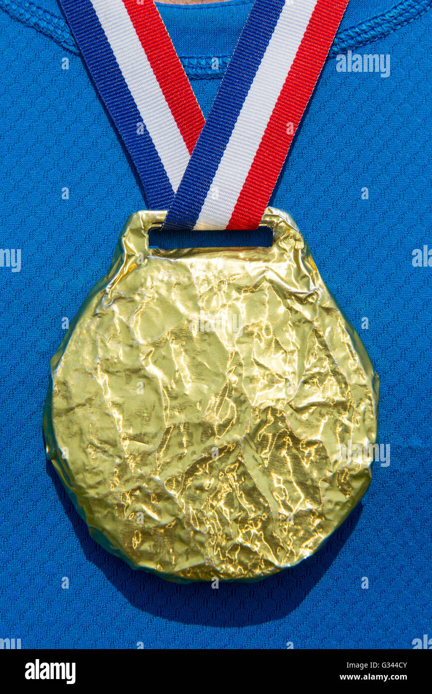 Médaille d'or accrochée à USA couleurs rouge, blanc et bleu sur
