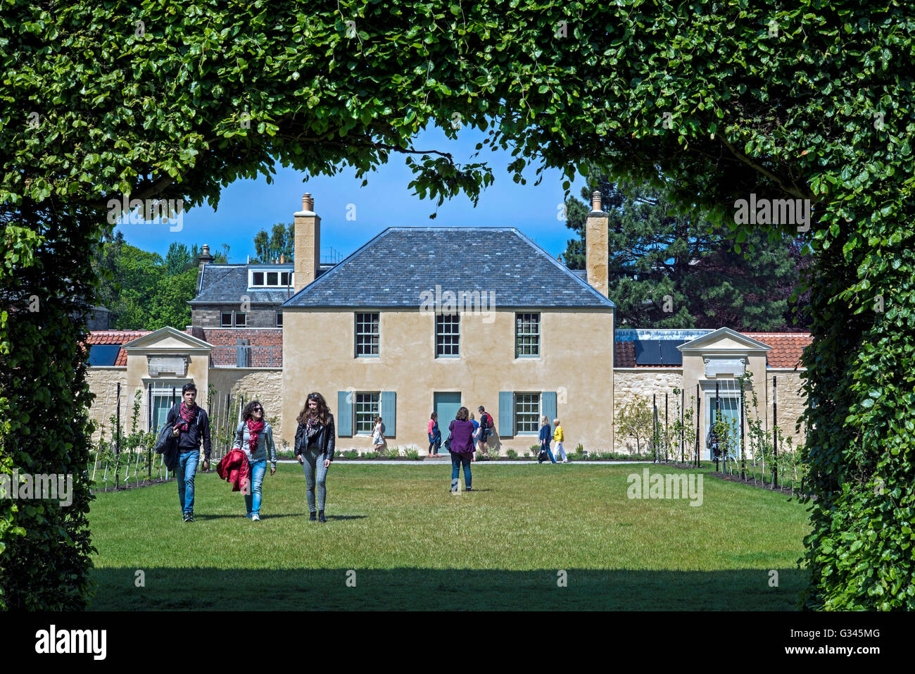 La vue à travers la haie de hêtre en regardant vers la maison botanique, récemment restauré, dans les jardins botaniques à Édimbourg. Banque D'Images