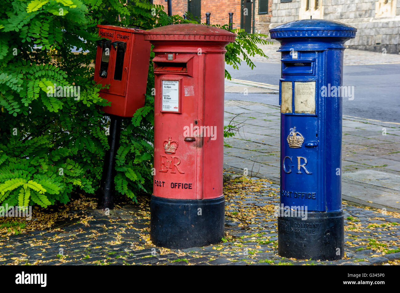 Timbre rouge et post machine case EIIR, ancien pilier de par avion bleu case GR, Windsor, Berkshire, Angleterre Banque D'Images