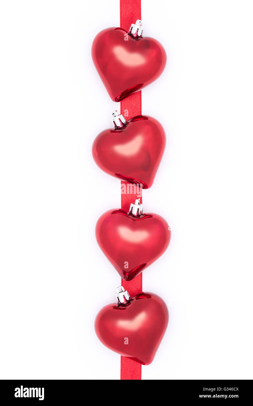 Fêter la Saint-Valentin, coeurs et ruban rouge sur fond blanc Banque D'Images