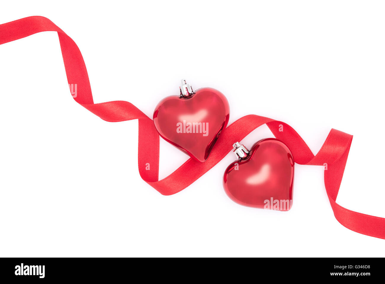 Fêter la Saint-Valentin, coeurs et ruban rouge sur fond blanc Banque D'Images