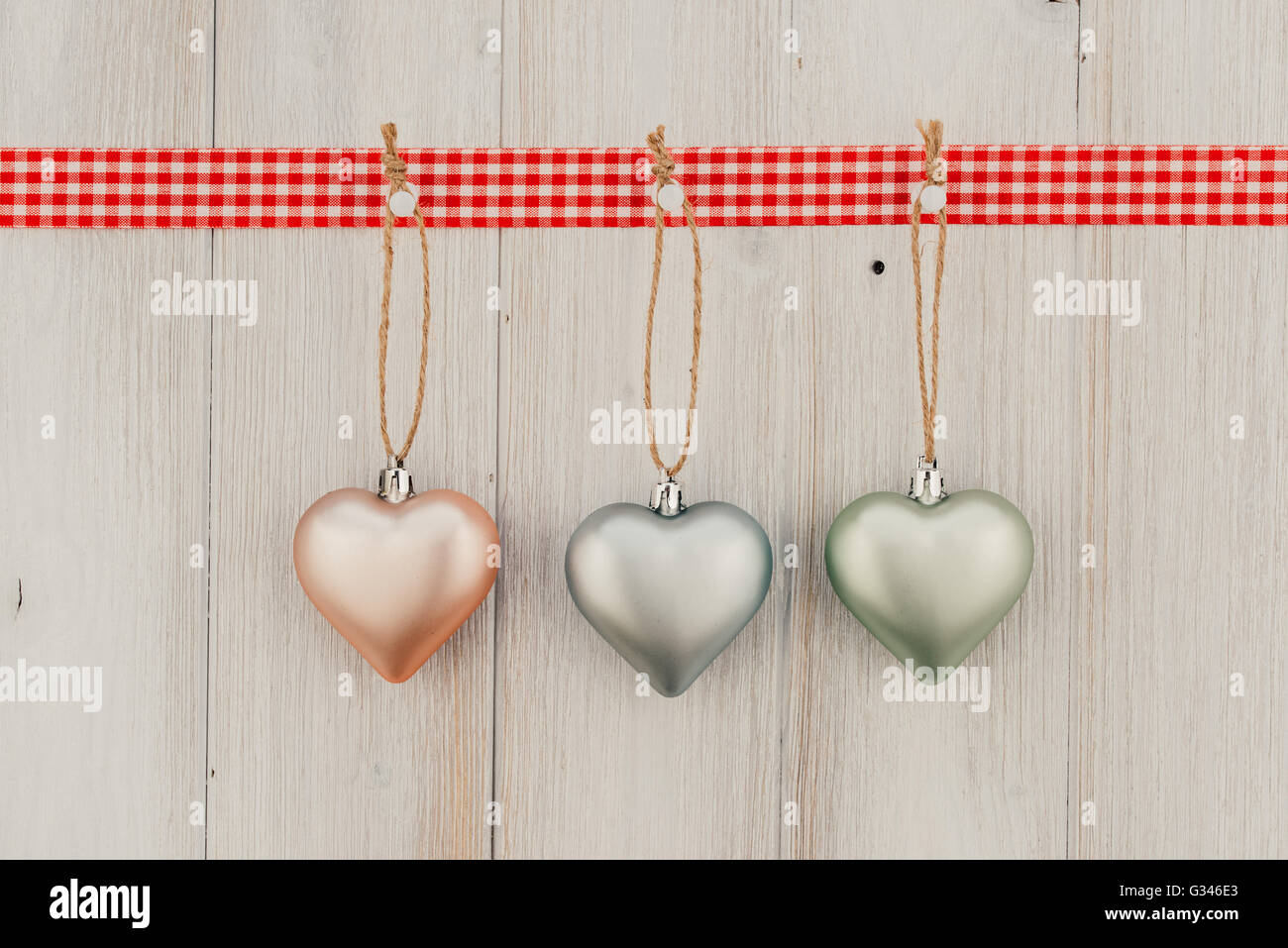 Forme coeurs sur fond de bois vintage, décorer la Saint-Valentin Banque D'Images