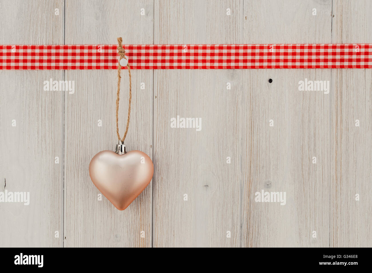 Forme coeurs sur fond de bois vintage, décorer la Saint-Valentin Banque D'Images