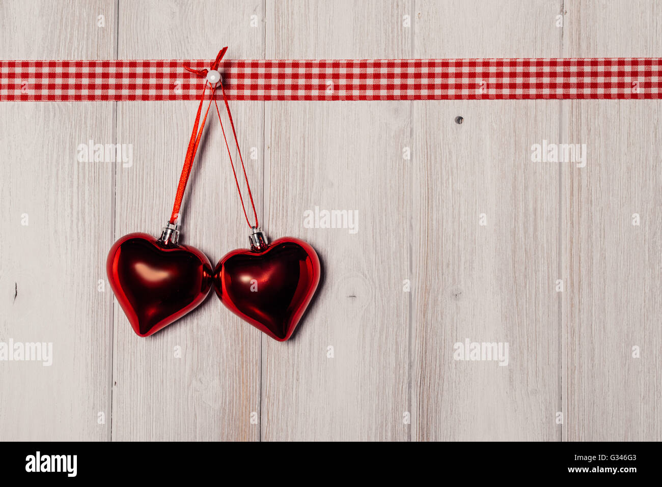 Forme coeurs sur fond de bois vintage, décorer la Saint-Valentin Banque D'Images