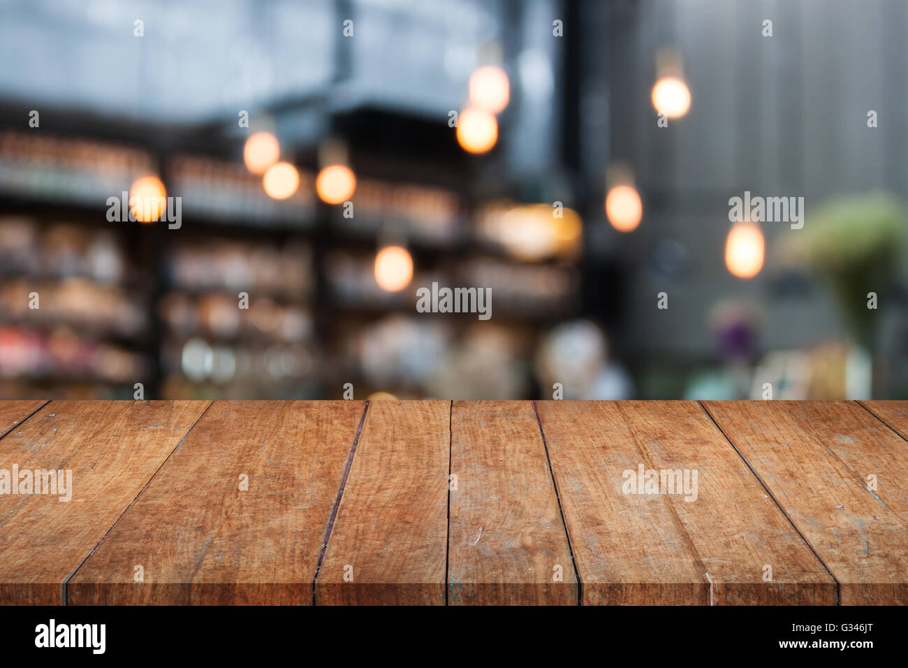 Table en bois avec vue haut floue fond café modèle d'affichage du produit. Banque D'Images