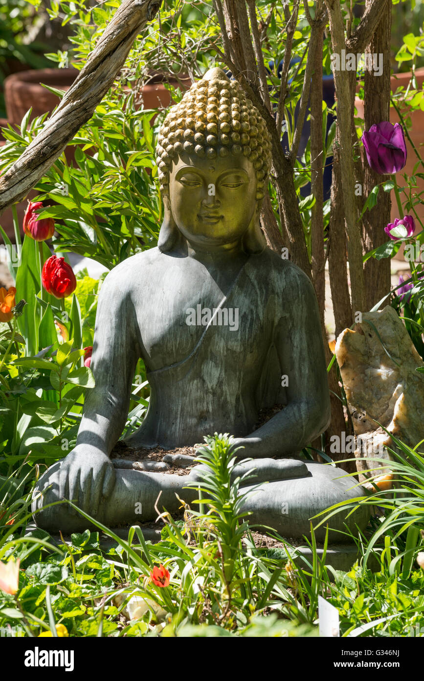 Statue de Bouddha dans un jardin à peint Hills Locations de vacances, Mitchell, de l'Oregon. Banque D'Images