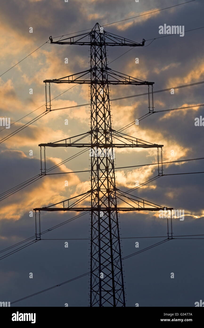 Hoogeveen (Pays-Bas), 8 avril 2016 : l'électricité pylône dans la soirée red Banque D'Images