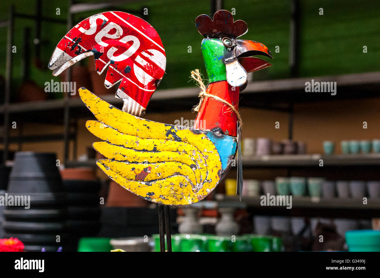 Un coq décoration de jardin faits de vieux panneaux en métal Banque D'Images