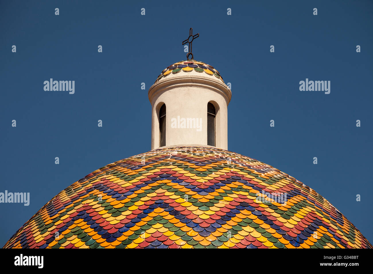 Dôme couleur de Chiesa di San Paolo, Saint Paul's Church, Olbia, Sardaigne, Italie Banque D'Images