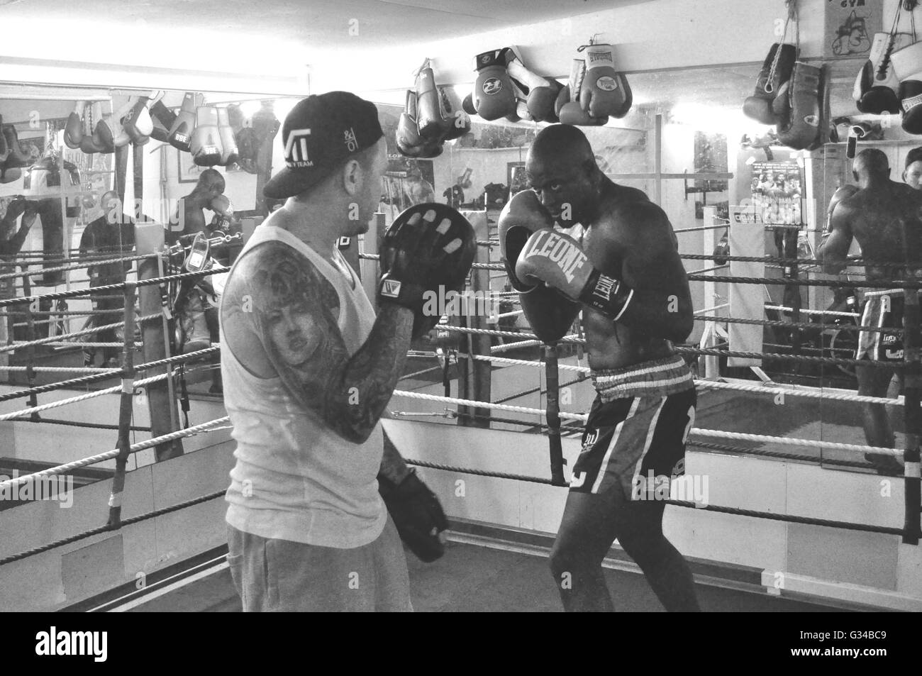 Jason Radcliffe formation à la salle de sport privée RJ en tenant ses compétences à un autre niveau de boxe Banque D'Images