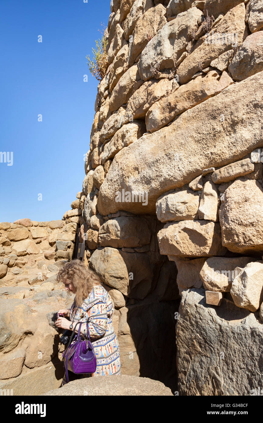 Un bâtiment, laissant touristiques Nuraghe La Prisgiona Site Archéologique, Arzachena, Sardaigne, Italie Banque D'Images