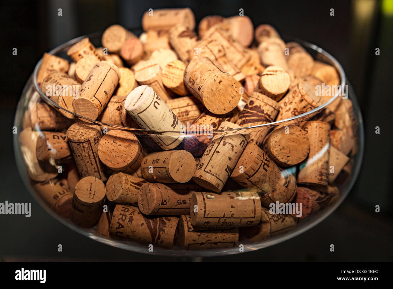 Verre de vin bouchons, Vigne, vignoble Surrau Surrau, Arzachena, Sardaigne, Italie Banque D'Images