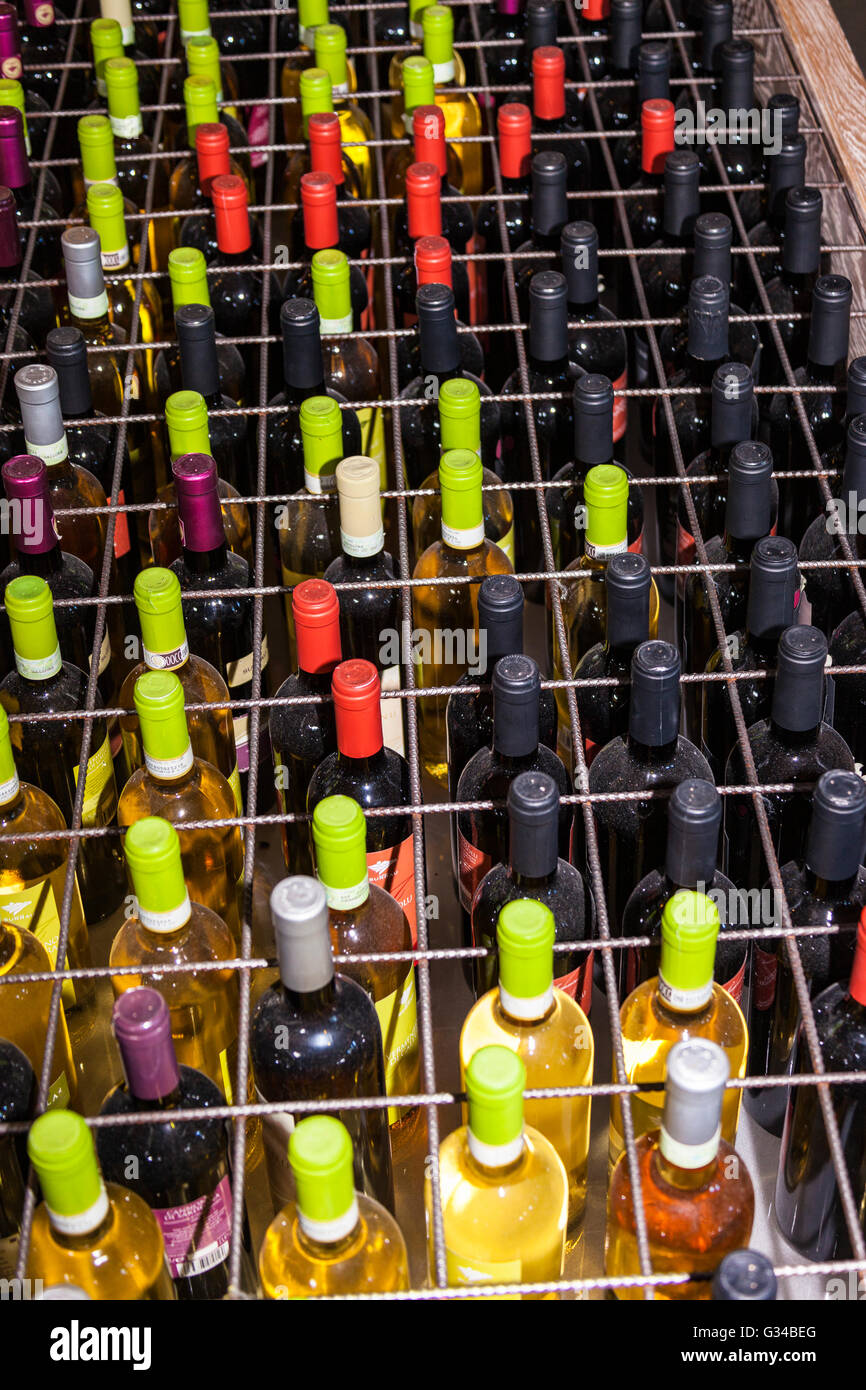 Des bouteilles de vin dans une grande caisse, Vigne, vignoble Surrau Surrau, Arzachena, Sardaigne, Italie Banque D'Images