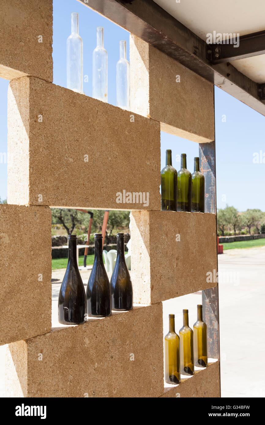 Des bouteilles de vin vides sur les étagères, Vigne, vignoble Surrau Surrau, Arzachena, Sardaigne, Italie Banque D'Images