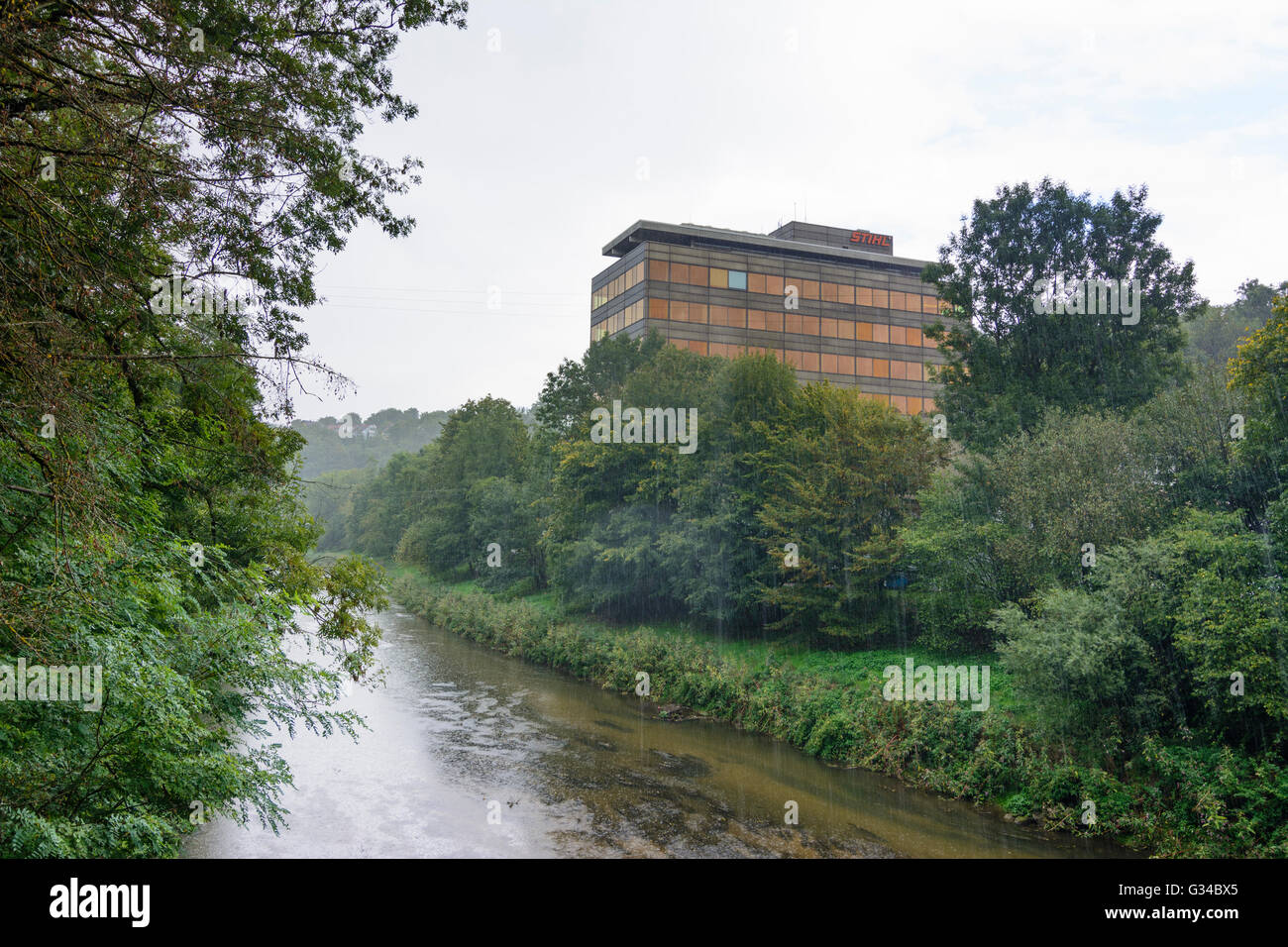 Siège de Stihl sur rivière Rems dans la pluie, de l'Allemagne, le Bade-Wurtemberg, la région de Stuttgart, Waiblingen Banque D'Images