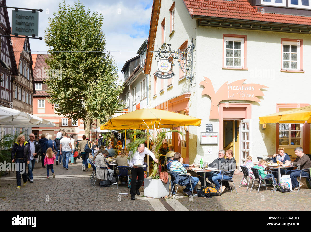Radgasse dans la vieille ville avec des restaurants à l'extérieur, l'Allemagne, le Bade-Wurtemberg, la Schwäbische Alb, Jura souabe, Aalen Banque D'Images