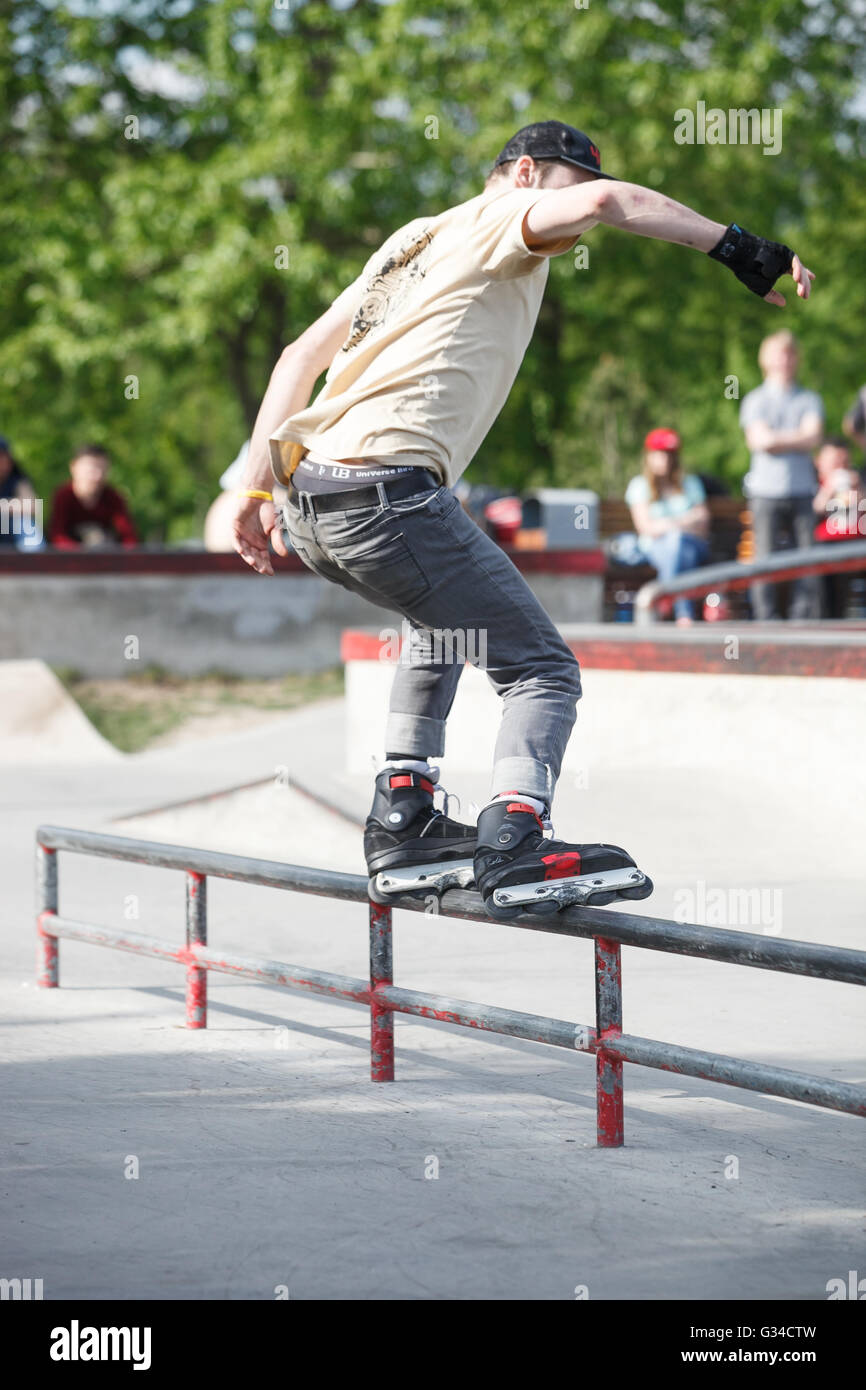 Moscou - 7 mai, 2016 : le roller agressif AZ concours de pique-nique a eu  lieu au skate park en Sadovniki Zaytcev rollerblader mémoire d'Andrey  décédé en 2012 Photo Stock - Alamy