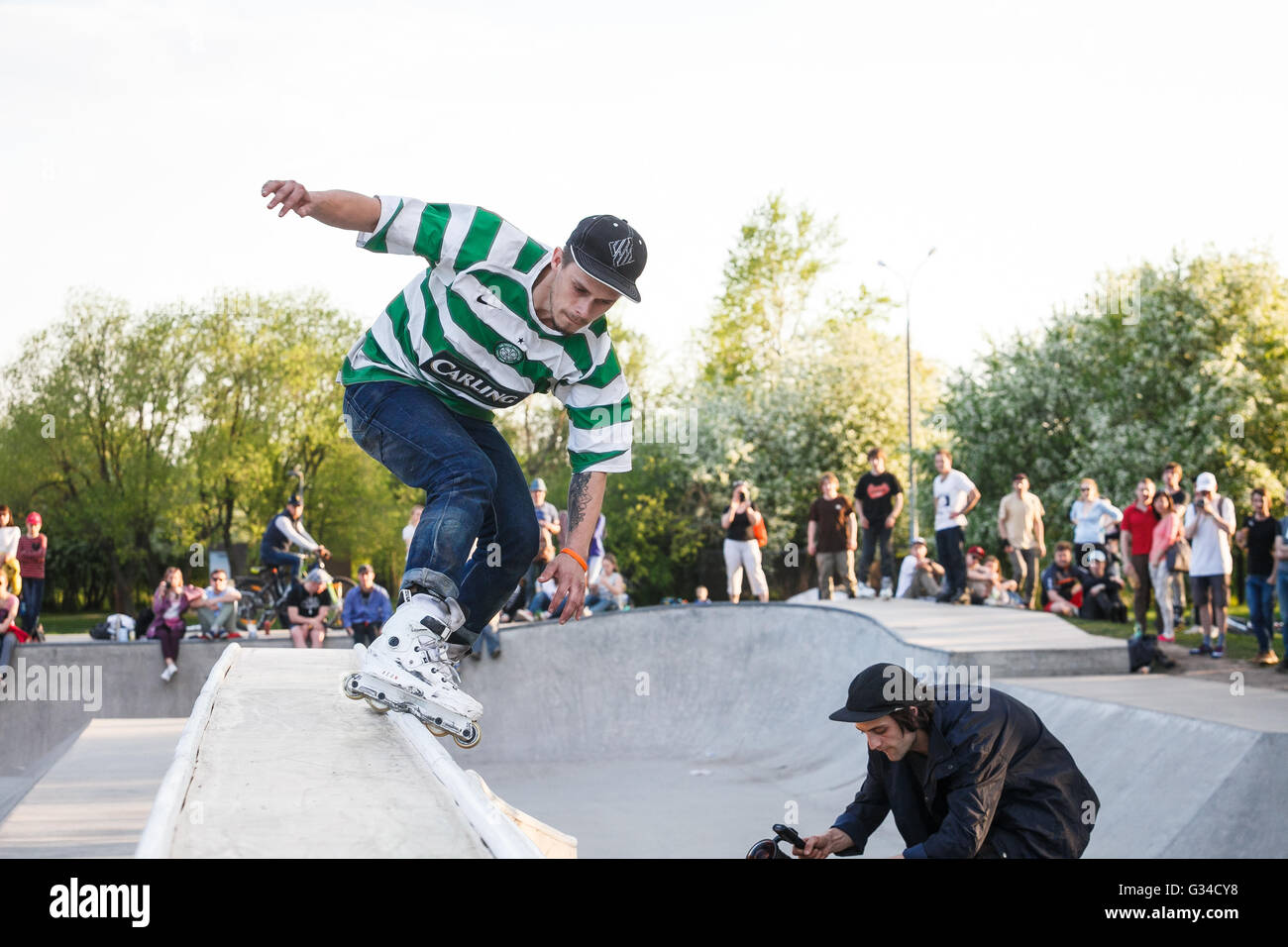 Moscou - 7 mai, 2016 : le roller agressif AZ concours de pique-nique a eu lieu au skate park en Sadovniki Zaytcev rollerblader mémoire d'Andrey décédé en 2012 Banque D'Images