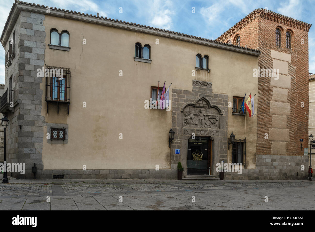 Linteau Valderrábanos Palace, où la pierre se lit la devise 'Templiers Non Nobis Domine, non nobis, sed Nomine Tuo da Gloriam' Banque D'Images Linteau Valderrábanos Palace, où la pierre se lit la devise 'Templiers Non Nobis Domine, non nobis, sed Nomine Tuo da Gloriam' Banque D'Images