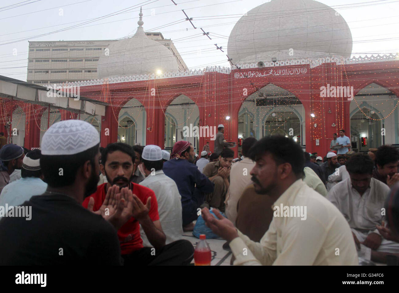 Les musulmans rompre leur jeûne à la veille du premier Ramzan-ul- Moubarak, à Jamia Masjid Memon à Karachi le mardi, Juin 07, 2016. Banque D'Images