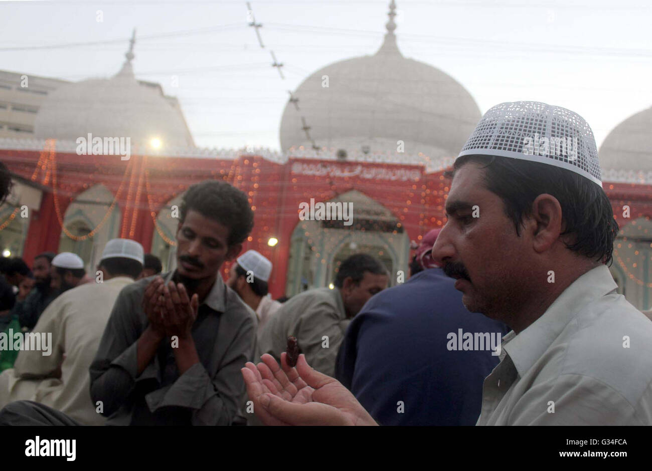 Les musulmans rompre leur jeûne à la veille du premier Ramzan-ul- Moubarak, à Jamia Masjid Memon à Karachi le mardi, Juin 07, 2016. Banque D'Images