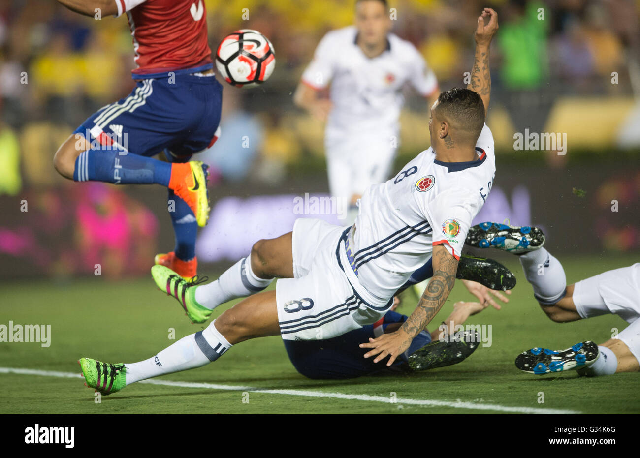 Pasadena, États-Unis. 7 juin, 2016. La Colombie est Edwin Cardona (C) fait une sauvegarde au cours de la Copa America Centenario Group un match entre la Colombie et le Paraguay au Rose Bowl Stadium de Pasadena, Californie, États-Unis, le 7 juin 2016. © Yang Lei/Xinhua/Alamy Live News Banque D'Images